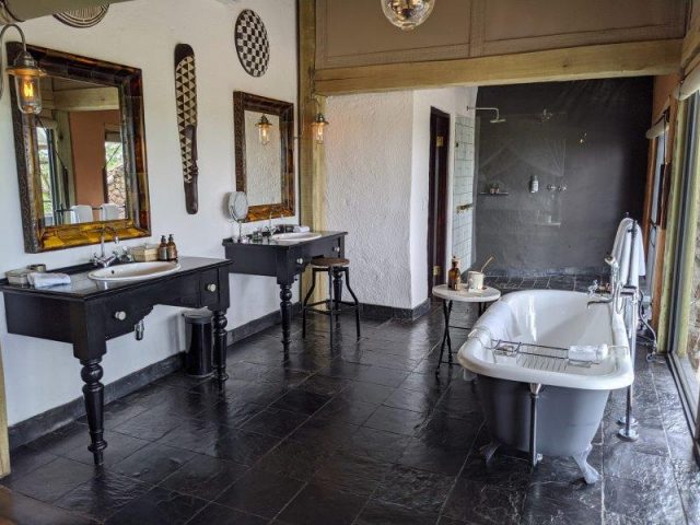 Large bathroom Singita Ebony Lodge suite