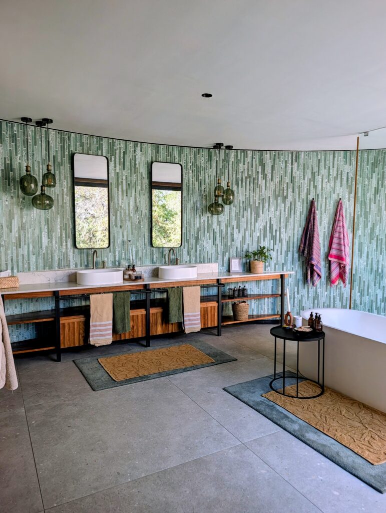 Tanda Tula suite bathroom